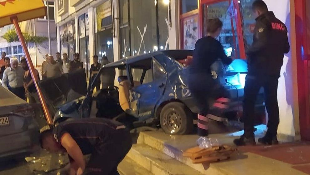 Çarptı, Markete Savurdu!