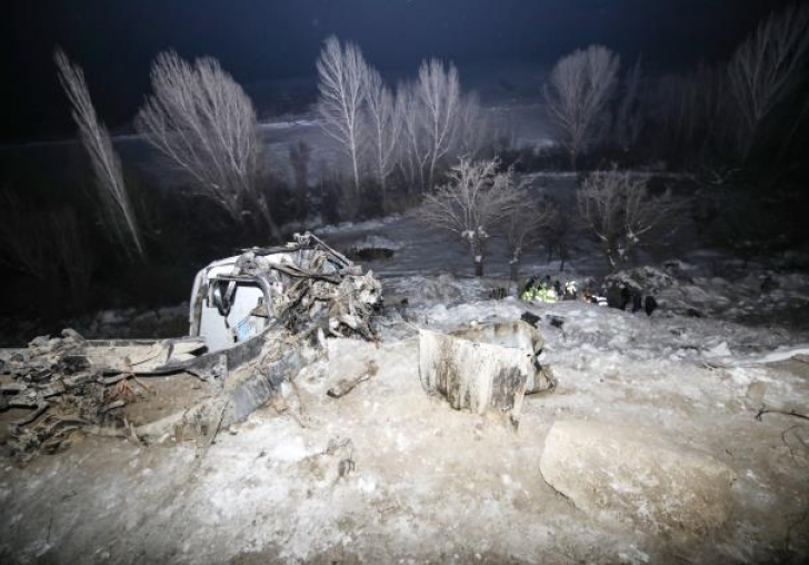 Çarptığı kayaların altında kalan tır sürücüsü öldü