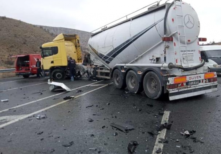 Çimento yüklü tır otomobille çarpıştı: 1 yaralı