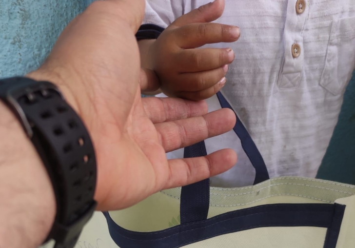 ÇOCUKLARIN YÜZÜ BAYRAMLIK  KIYAFETLERLE GÜLDÜ