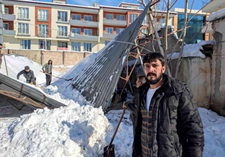 Çöken otoparkın çatısı karton gibi ikiye ayrıldı