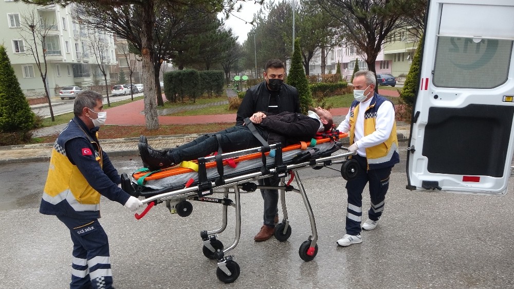 Çorum´da iki otomobil çarpıştı: 2 yaralı
