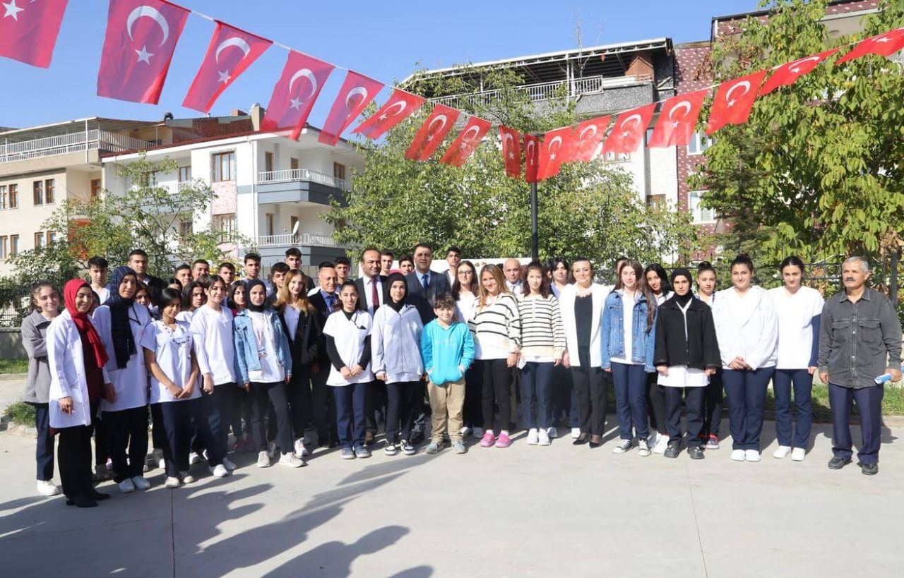 Cumhuriyetin 100. yılı Battalgazi Devlet Hastanesinde kutlandı