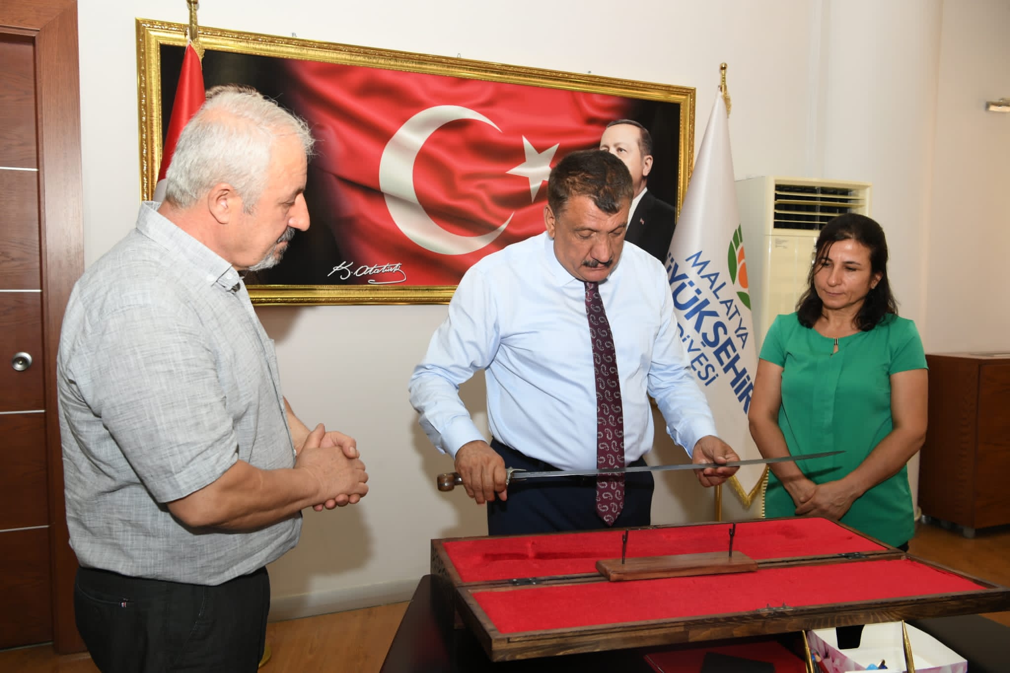 DAMASCUS USTASI BAYYİĞİT, BAŞKAN GÜRKAN’A YAPTIĞI KILICI HEDİYE ETTİ