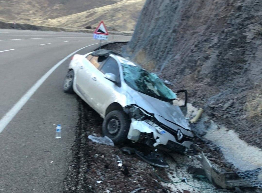 Darende'de Kaza! Kontrolden Çıkıp İstinat Duvarına Çarptı...