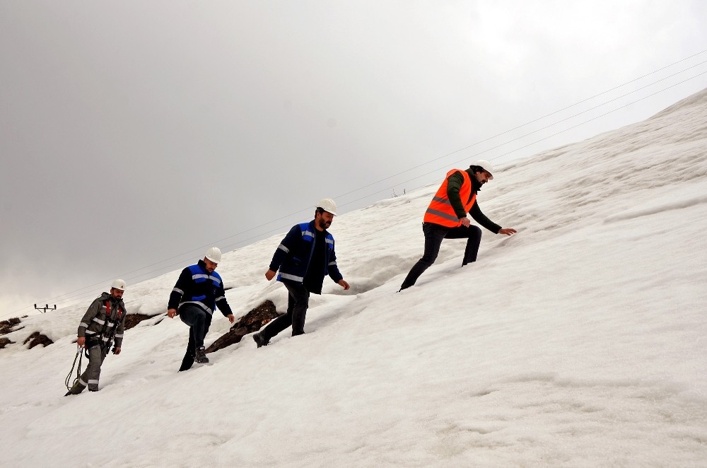 DEDAŞ ekiplerinin 3 bin metrede 7 metrelik karda arıza mesaisi
