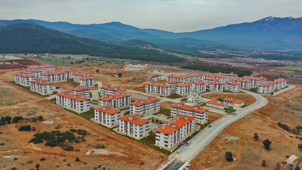 Denizli Büyükşehir depremzedeler için seferber oldu
