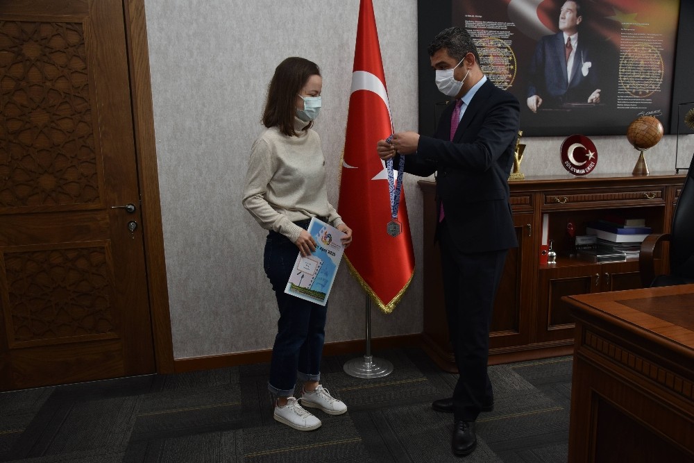 Denizlili Zeynep, Avrupa Matematik Olimpiyatı Gümüş Madalyası kazandı
