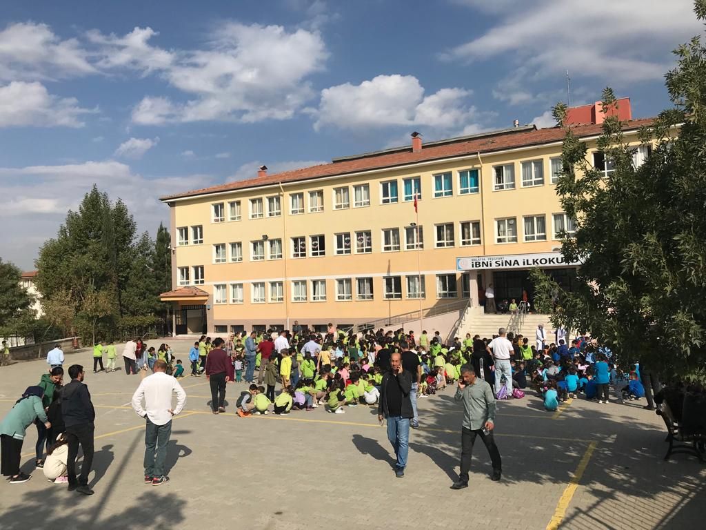 Deprem okullarda sınıfları boşalttı