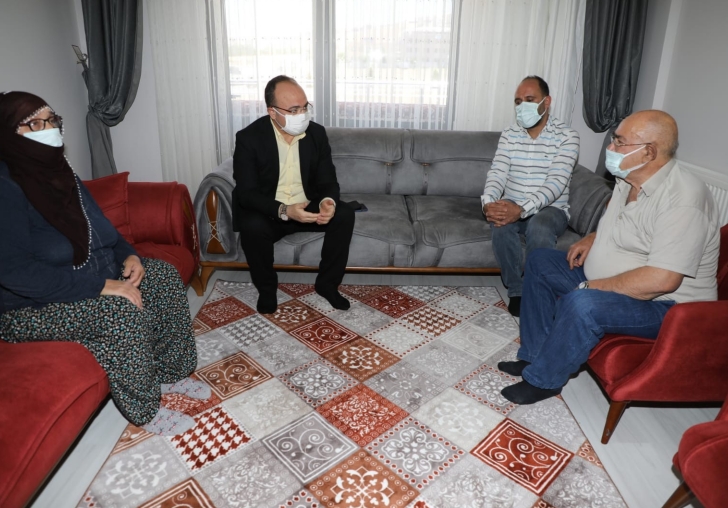 Depremde Ailesini Kaybeden Baba'ya Anlamlı Ziyaret