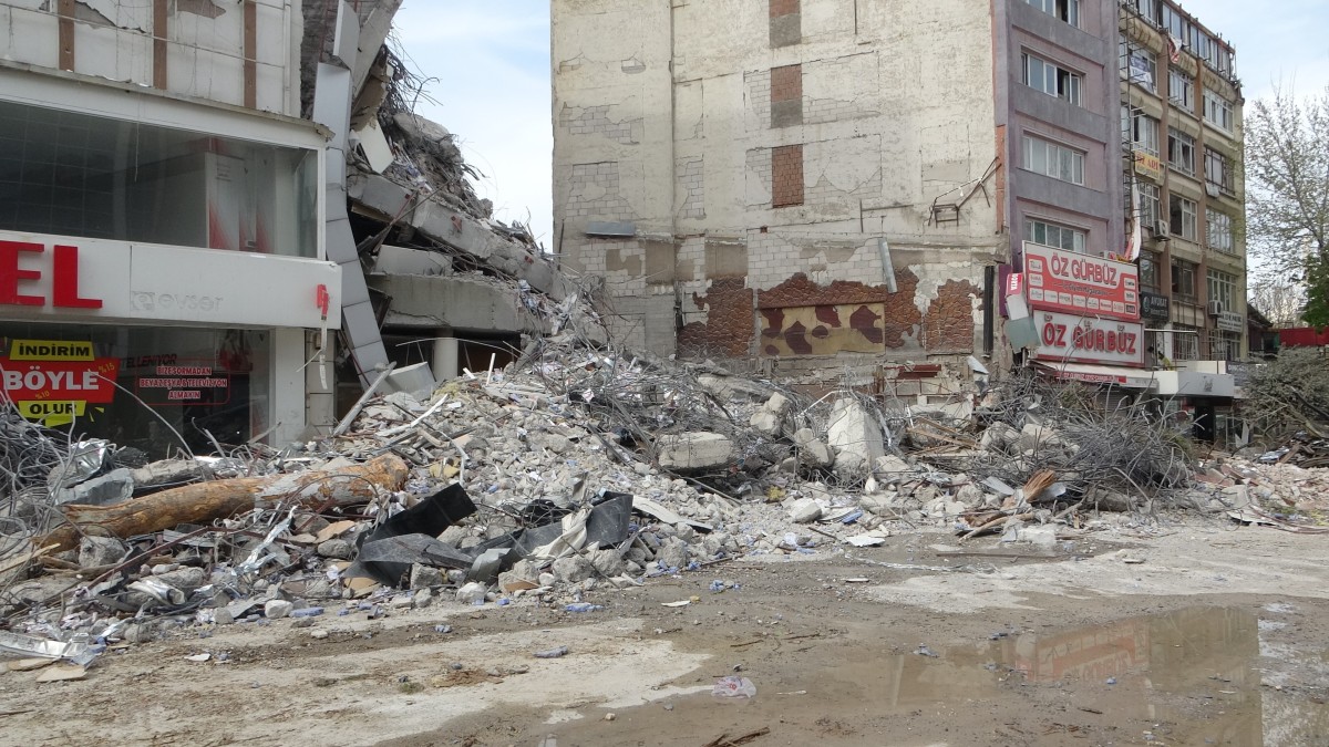 Depremde Hasar Alan Bina Güçlükle Yıkılabildi