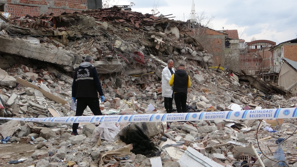 Depremde Yıkılan Binanın Enkazında Erkek Cesedi Bulundu