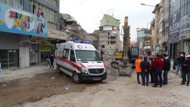 Depremde Yıkılan Binanın Enkazında Erkek Cesedi Bulundu