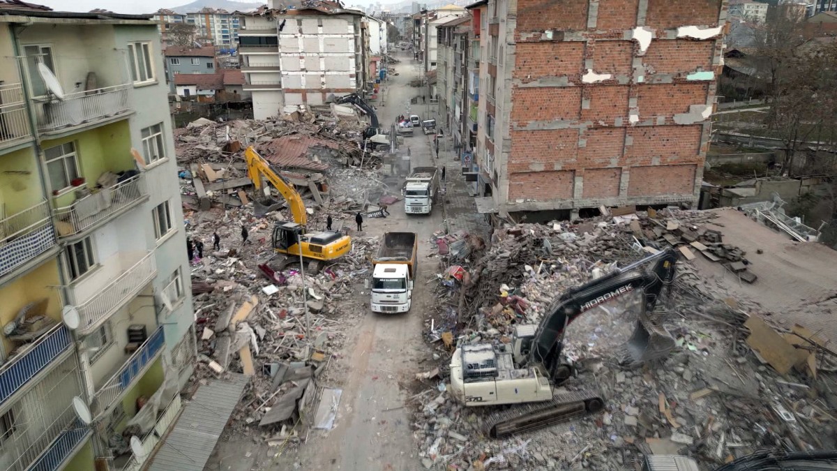 Depremin Yıktığı Kentte Bin 251 Enkaz Kaldırıldı