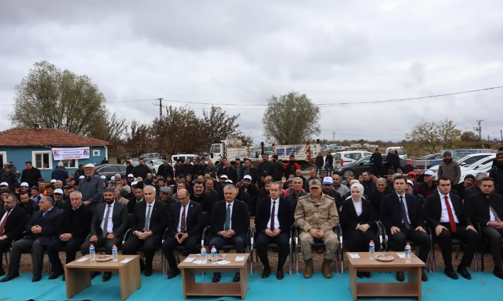 Depremzede üreticilere büyükbaş hayvan dağıtıldı