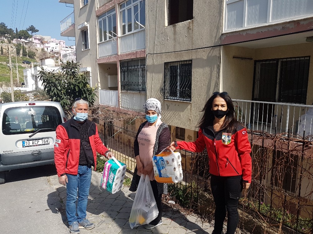 Depremzedelere yardım paketleri teslim edildi
