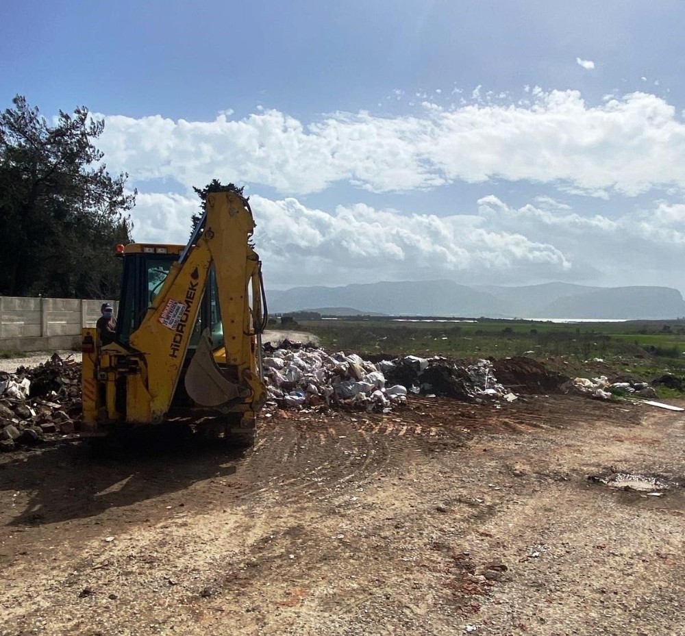 Dere yatağı kenarına dökülen kaçak moloz ve hafriyatlar kaldırılıyor
