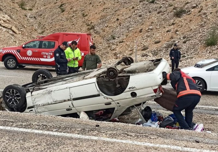 Devrilen Otomobilde 4 Yaralı