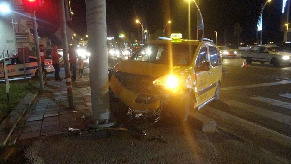 Direğe Çarptı, Sürücüsü Yaralandı