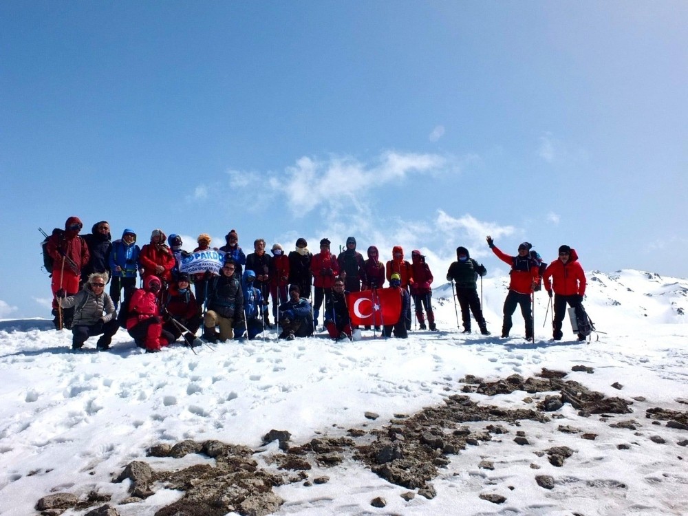 Doğaseverler 2364 metre yükseklikteki zirvede Türk bayrağı açtı
