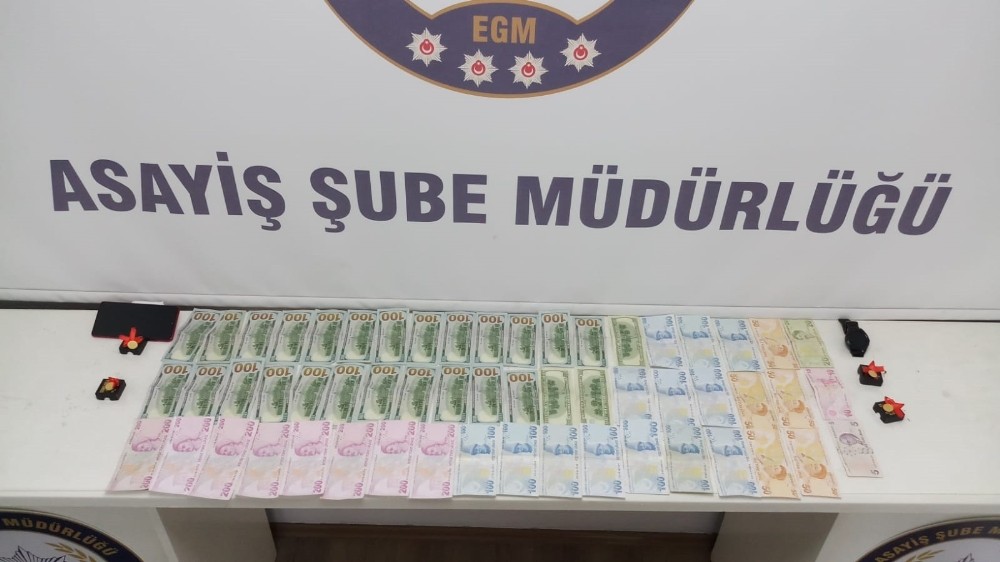 Dolandırıcılar çaldıkları altın, dolar ve paralarla yakalandı
