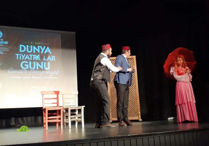 DÜNYA TİYATRO GÜNÜNDE GENÇLER PERDE DEDİ