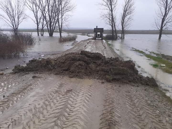 Edirne´de yoğun yağış sebebiyle köy yolu ulaşıma kapandı
