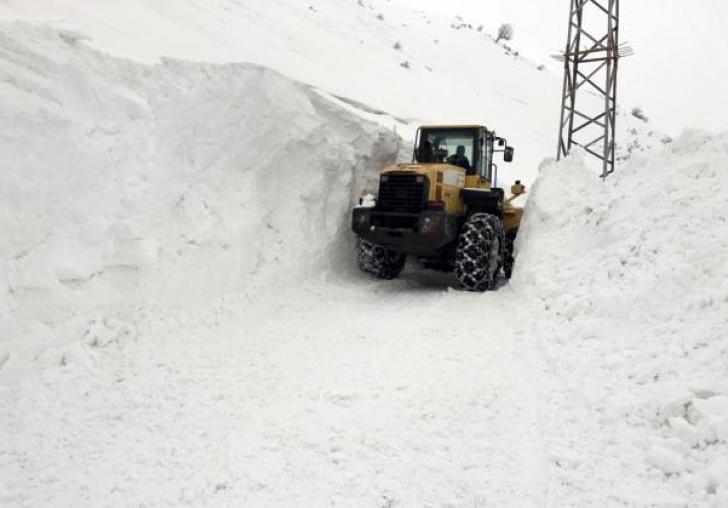 Ekiplerin 2,5 metre karla zorlu mücadelesi