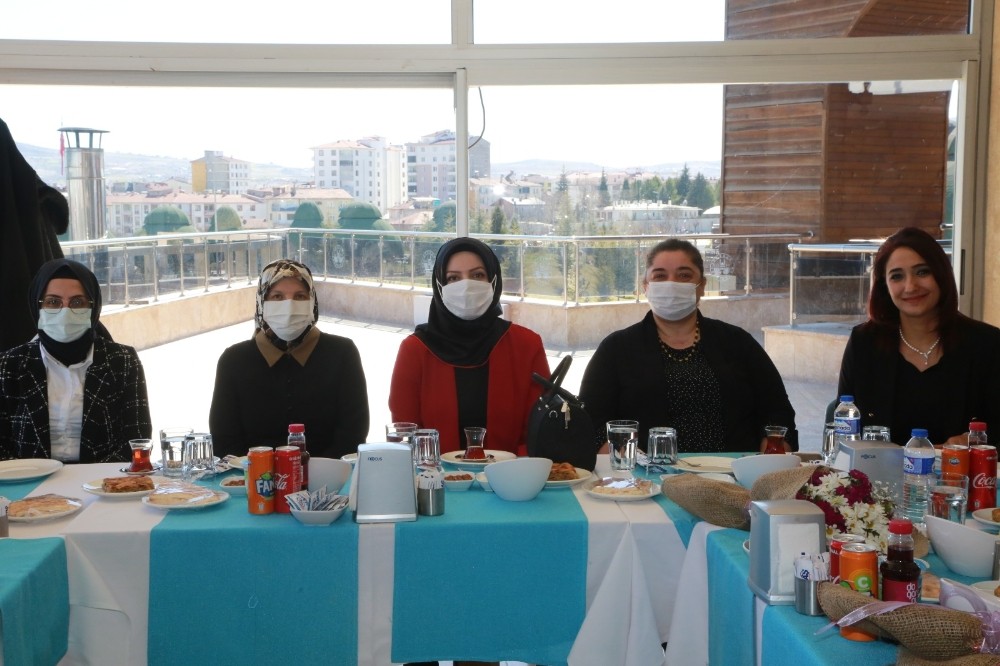 Elazığ belediyesi kadın meclisi, sağlık çalışanlarını ağırladı
