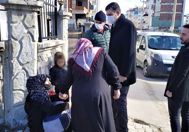Elazığ'da fıkra gibi olay! Zabıta dilenciyi yakaladı, vatandaş hala para vermeye çalıştı