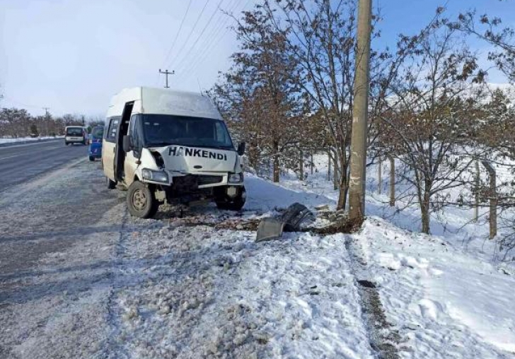 Elazığ'da minibüs aydınlatma direğine çarptı: 2 yaralı