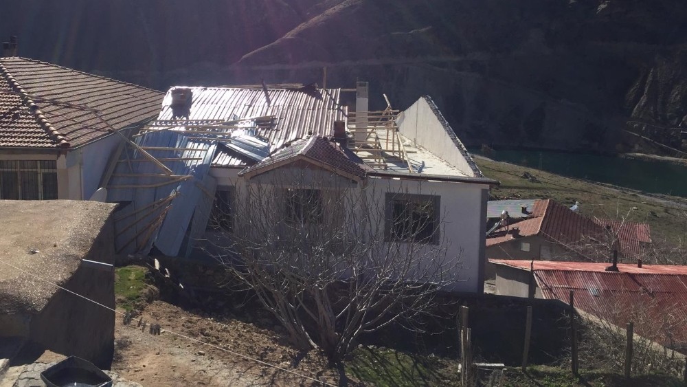 Elazığ´ın 2 ilçesinde fırtına bazı çatıları uçurdu
