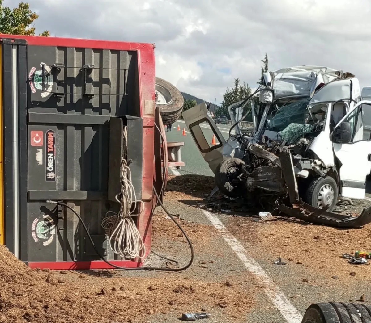 Elazığ-Malatya Yolunda Minibüs Traktöre Çarptı: 1 Yaralı