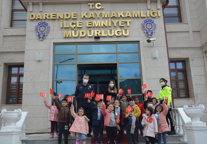 EMNİYET ANAOKUL ÖĞRENCİLERİNE POLİSLİK MESLEĞİ HAKKINDA BİLGİLENDİRME YAPTI;