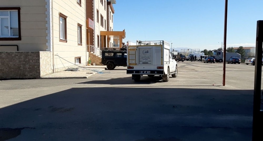 Emniyet müdürlüğü çatısı uçtu: 1 yaralı
