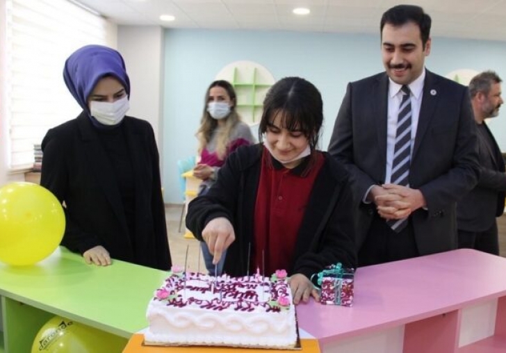 En çok kitap okuyan öğrenciye doğum günü sürprizi