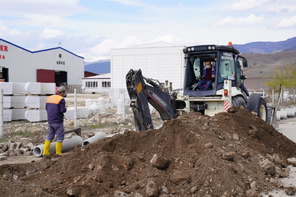 Erbaa Belediyesi Organize Sanayi Bölgesinde altyapı çalışması başlattı.
