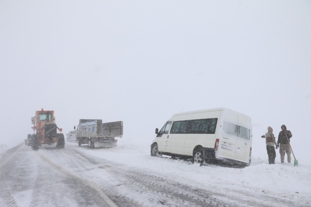 Erciş´te kar ve tipi nedeniyle mahsur kalanlar kurtarıldı
