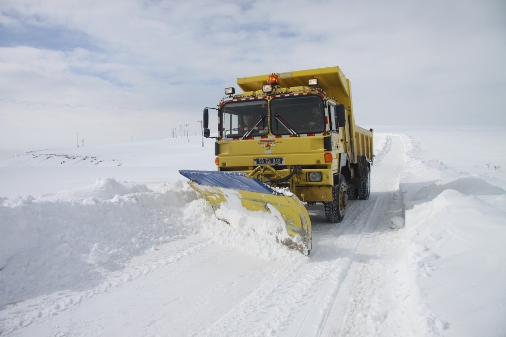 Erzincan´da kar ve tipiden 102 köy yolu ulaşıma kapandı
