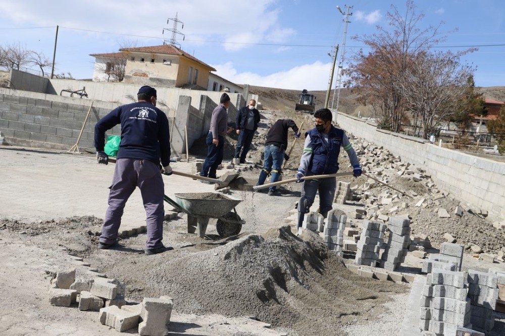 Erzincan´da yol ve kaldırımlarda bakım onarım çalışmaları başladı
