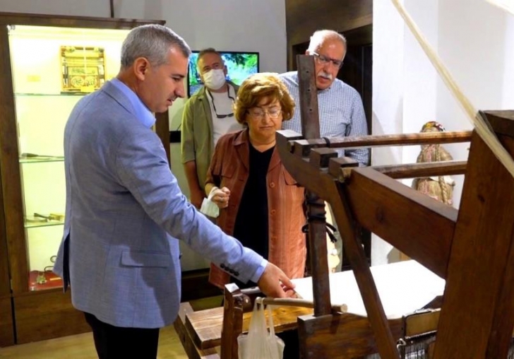Eski Bakan Akşit, Yeşilyurttaki tekstil müzesini inceledi