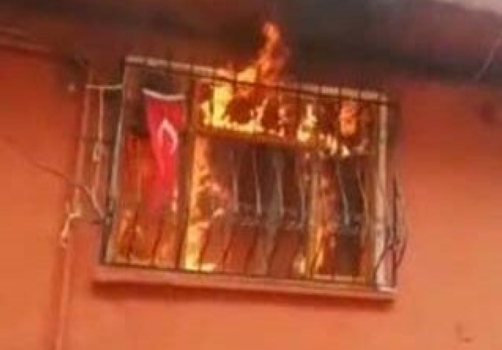 Ev alev alev yanarken Türk bayrağının alevlerden etkilenmemesi görenleri şaşkına çevirdi!