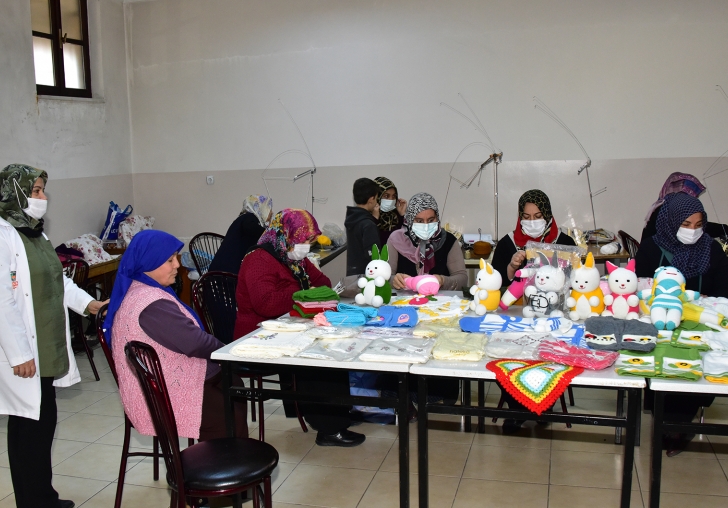 EV HANIMLARI, SEMT KONAKLARINDAKİ KURSLARLA EL  SANATLARINI ÖĞRENİYOR