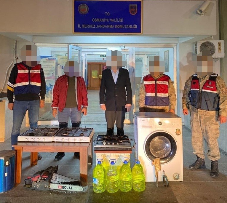 Evden eşya çalan hırsızlar kıskıvrak yakalandı
