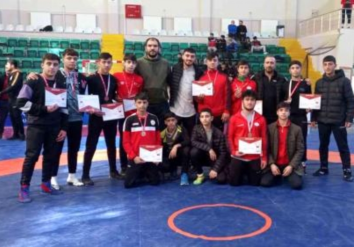 Eyyübiyeli gençler madalyalarla döndü