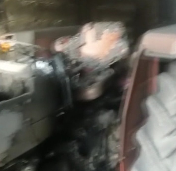 Fare kabloları kemirdi, çiftçinin traktörü yandı
