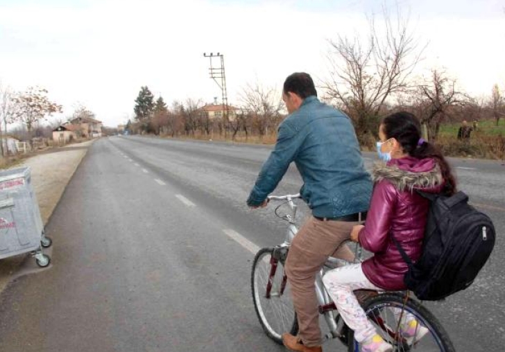 Fedakar baba, yürüyemeyen kızını 4 kilometre uzaklıktaki okula bisikletiyle götürüyor