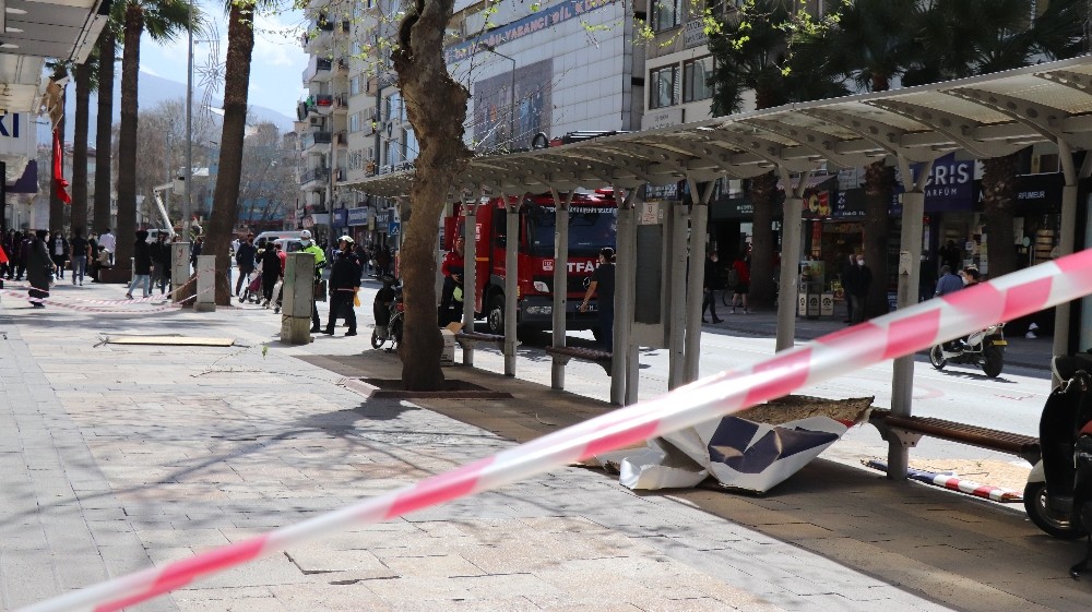 Fırtınanın uçurduğu tabela otobüs durağına düştü
