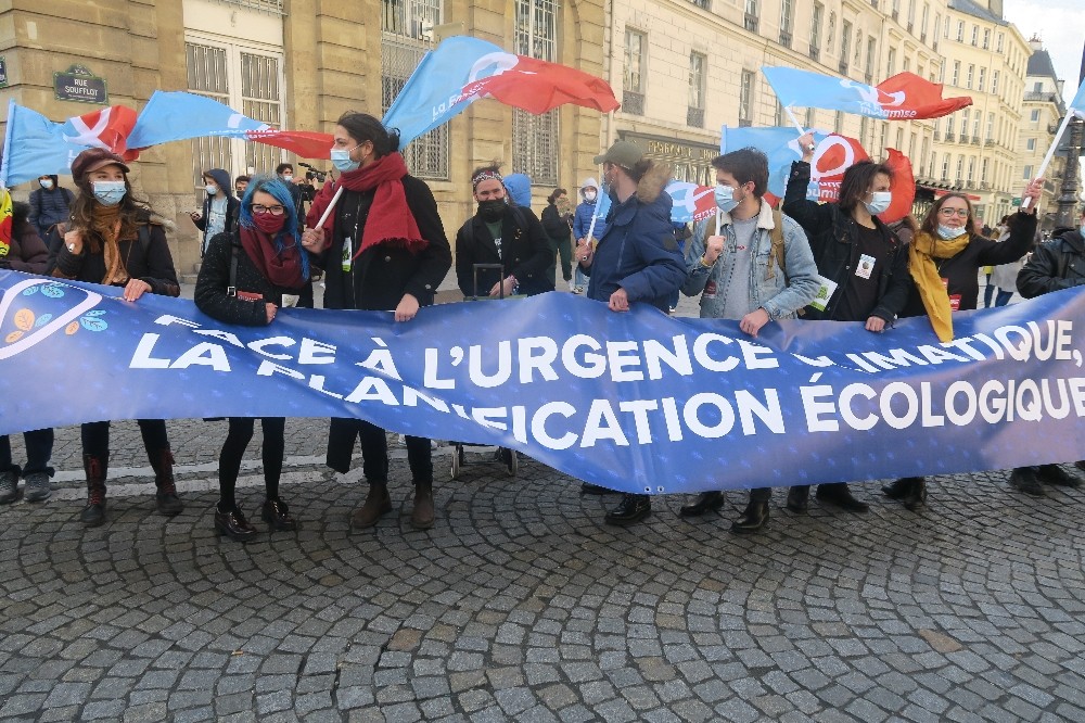 Fransa´da çevreci öğrencilerden küreselleşme karşıtı protesto
