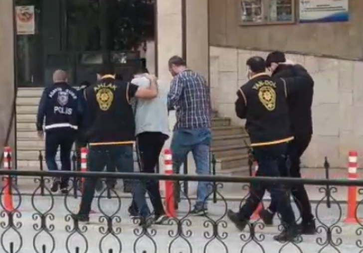 Fuhuş operasyonunda yakalanan 5 şahıstan 4'ü çıkarıldıkları mahkemece tutuklandı.